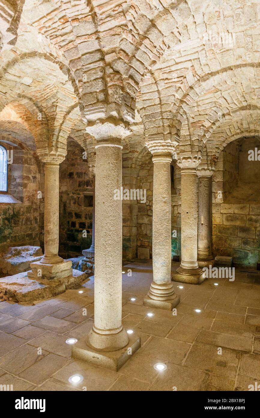 Intérieur d'une vieille crypte souterraine avec piliers Banque D'Images