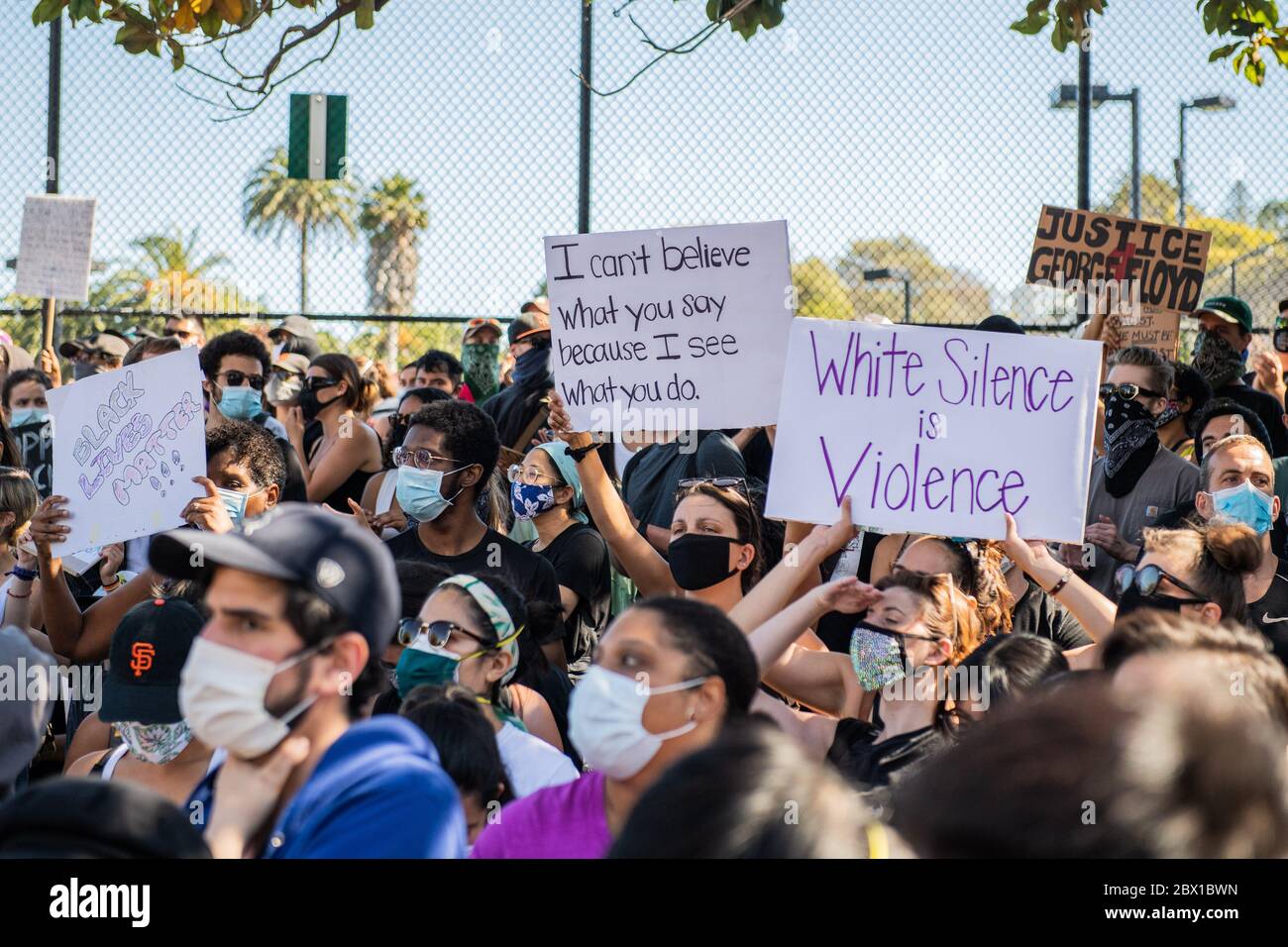 SAN FRANCISCO, CA- JUIN 3 : les manifestants manifestent à Mission High à San Francisco, Californie, le 3 juin 2020 après la mort de George Floyd. Crédit : Chris Tuite/ImageSPACE/MediaPunch Banque D'Images