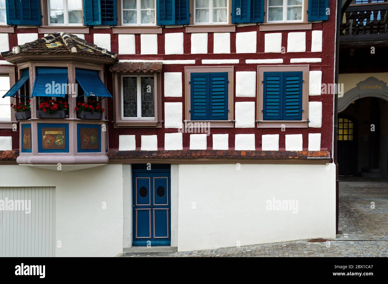 Détails de l'architecture suisse à colombages bleus et rouges Banque D'Images
