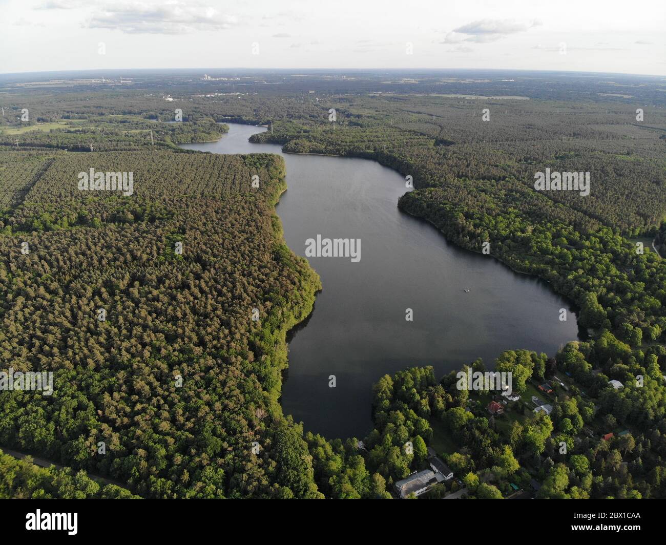 Vue aérienne du lac Bötzsee qui est d'environ quatre km de long et 400 m de large et s'étend entre les villes d'Altlandsberg et Strausberg dans le district Banque D'Images