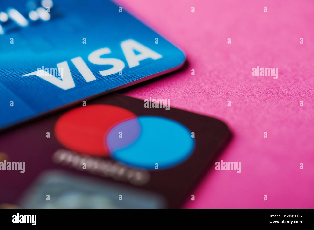 New-York , USA - 4 juin 2020: Utilisation de cartes de crédit de visa ou maestro système vue rapprochée Banque D'Images