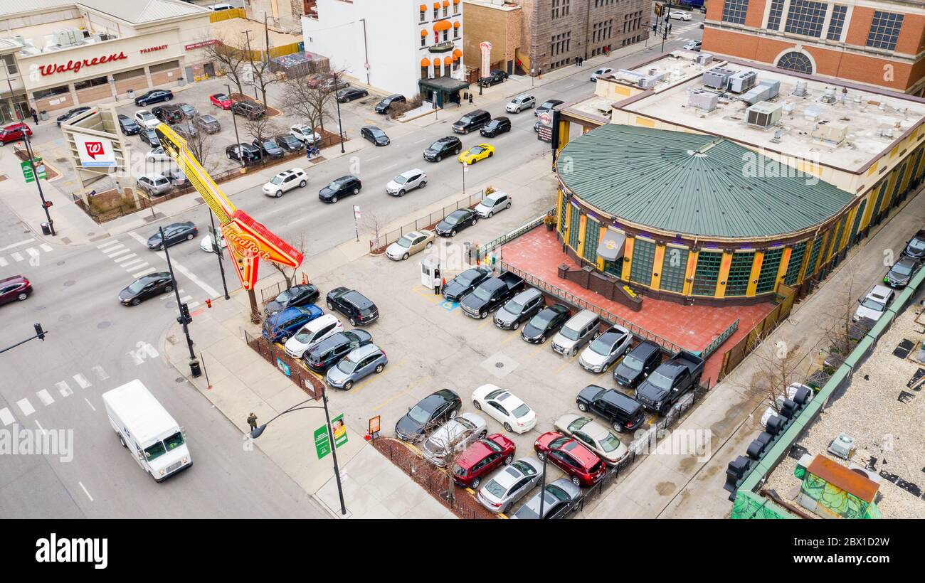 Une vue aérienne / drone du Hard Rock Cafe dans le centre de Chicago avec des voitures en voiture et un magasin Walgreens en arrière-plan. Banque D'Images