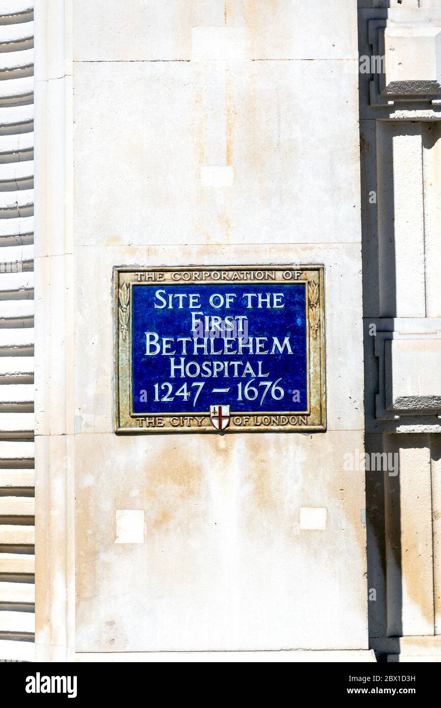 Plaque bleue pour le site du premier hôpital Bethlehem 1247 - 1676 à Liverpool Street, Londres, Royaume-Uni Banque D'Images