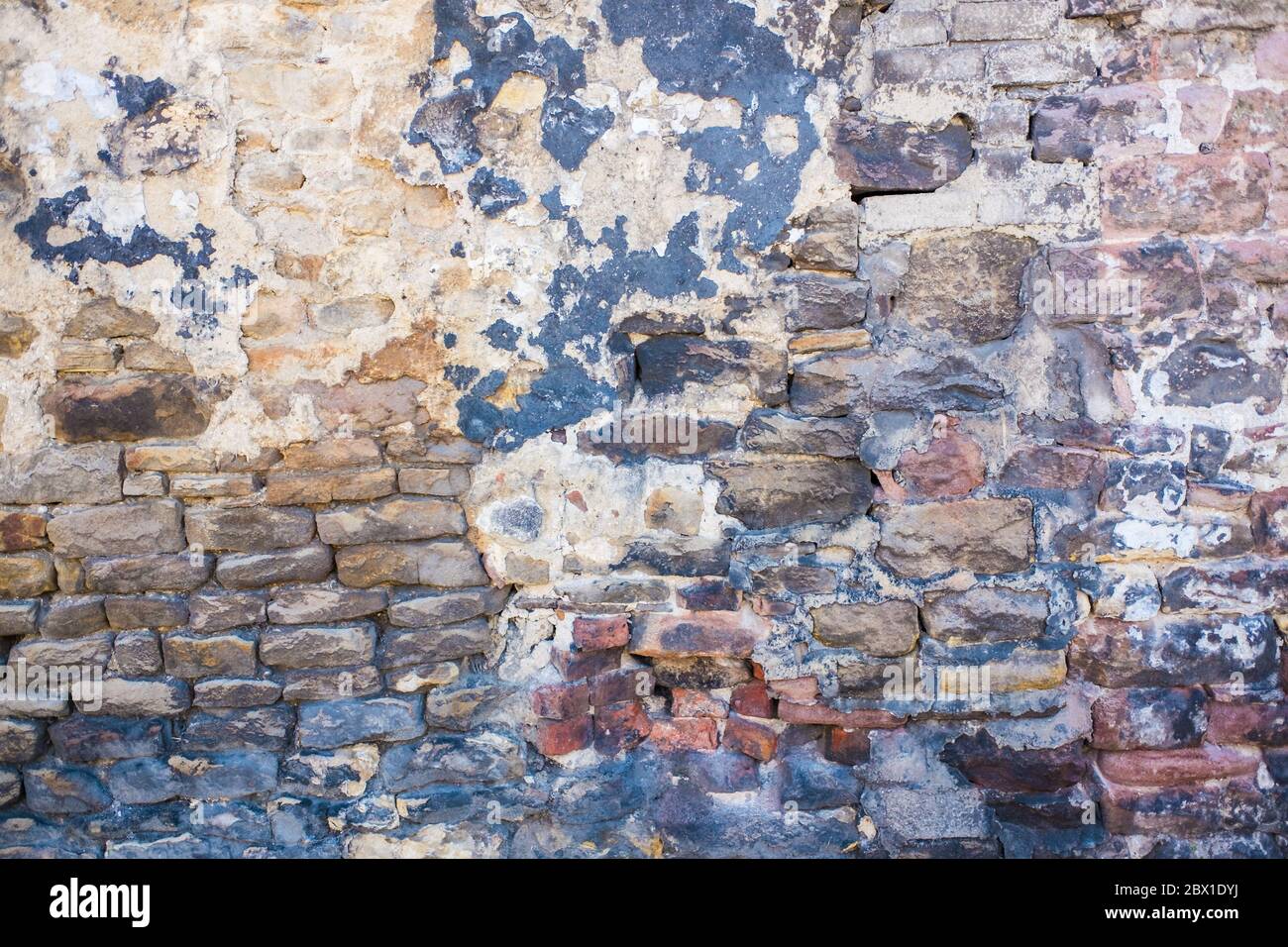 Photo détaillée d'un vieux mur de briques et de ciment de déformation Banque D'Images