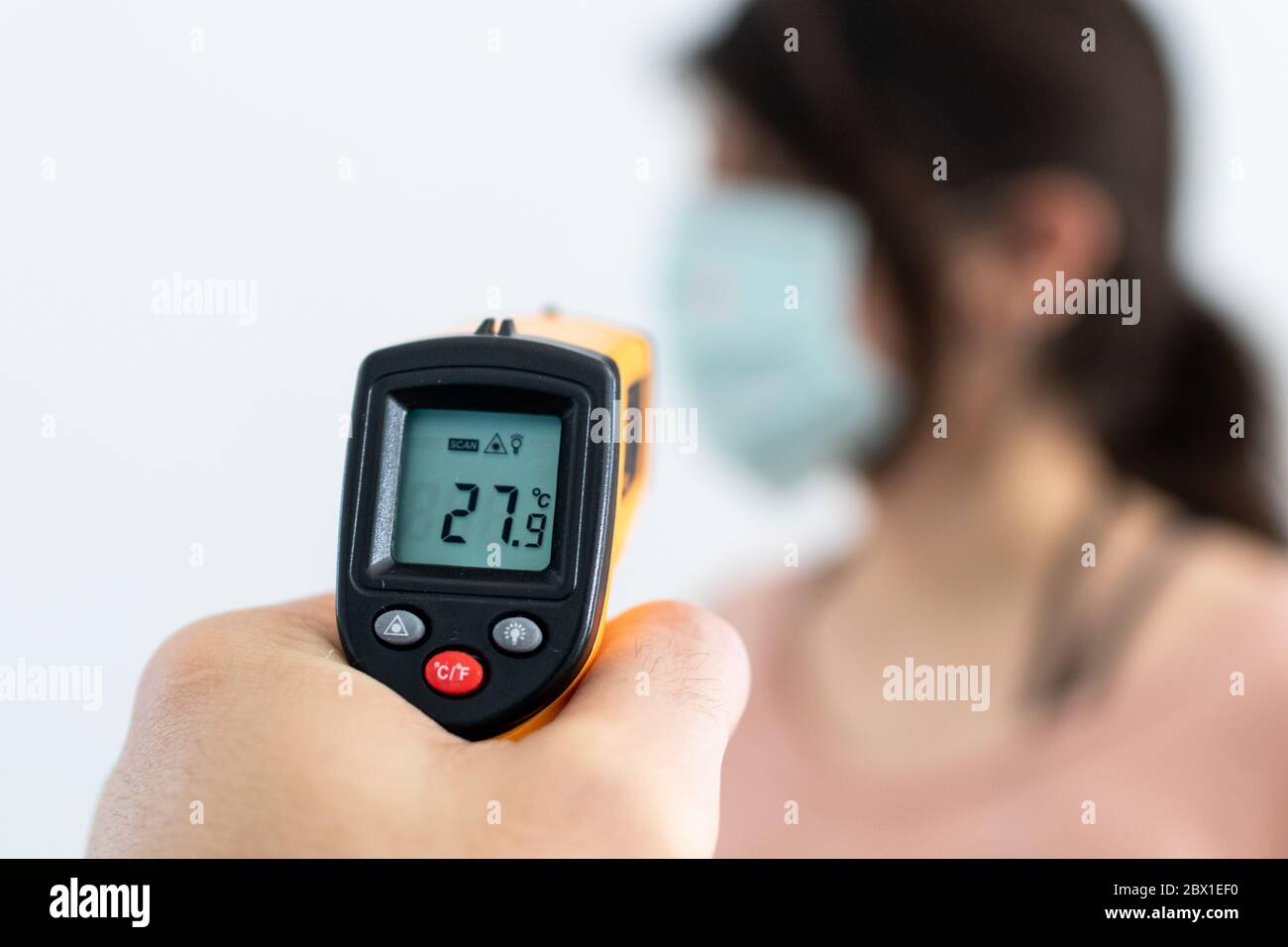 Vérifier la température à l'aide d'un thermomètre sans contact. Contrôle de la température pour prévenir la propagation d'une pandémie de virus. Covid-19, coronavirus mesurez jusqu'à Banque D'Images