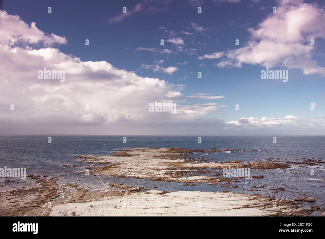 Kaikoura, Nouvelle-Zélande. Littoral des Rocheuses, vues sur l'océan et ciel nuageux spectaculaire Banque D'Images