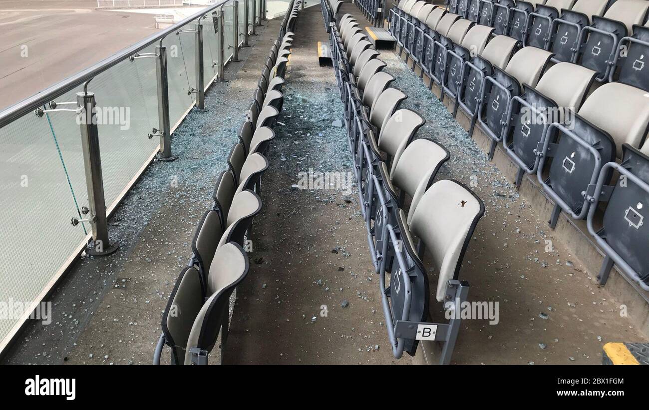 Une vue sur les débris après qu'une fenêtre est tombée de la galerie des champions au troisième étage, jusqu'à la place assise au deuxième niveau de l'hippodrome de Newmarket. Banque D'Images