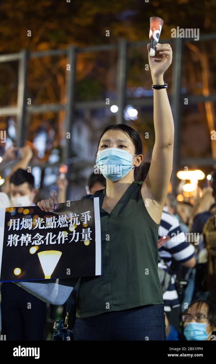 Hong Kong, Hong Kong, Chine. 4 juin 2020. La foule se réunit à Victoria Park Hong Kong pour une veillée avant le 31e anniversaire de la manifestation étudiante de la place Tienanmen à Pékin.traditionnellement, Hong Kong est le site du plus grand service de commémoration du massacre de Tienanmen le 4 juin. Cette année, la réunion a été refusée à la police en vertu de la distanciation sociale Covid-19 Règles mises en place par le gouvernement; une évolution considérée comme politique dans une région de quelques cas Credit: Jayne Russell/ZUMA Wire/Alay Live News Banque D'Images Hong Kong, Hong Kong, Chine. 4 juin 2020. La foule se réunit à Victoria Park Hong Kong pour une veillée avant le 31e anniversaire de la manifestation étudiante de la place Tienanmen à Pékin.traditionnellement, Hong Kong est le site du plus grand service de commémoration du massacre de Tienanmen le 4 juin. Cette année, la réunion a été refusée à la police en vertu de la distanciation sociale Covid-19 Règles mises en place par le gouvernement; une évolution considérée comme politique dans une région de quelques cas Credit: Jayne Russell/ZUMA Wire/Alay Live News Banque D'Images