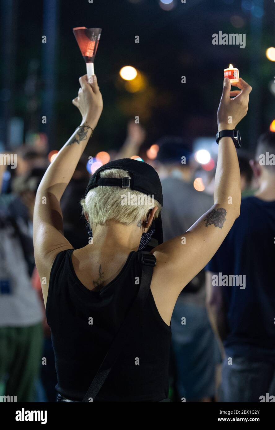 Hong Kong, Hong Kong, Chine. 4 juin 2020. Des foules se rassemblent à Victoria Park Hong Kong pour une veillée pour le 31e anniversaire de la manifestation étudiante de la place Tienanmen à Pékin.traditionnellement, Hong Kong est le site du plus grand service de commémoration du massacre de Tienanmen le 4 juin. Cette année, la réunion a été refusée à la police en vertu des règles de distanciation sociale Covid-19 Mis en place par le gouvernement; un mouvement considéré comme politique dans une région de quelques cas Credit: Jayne Russell/ZUMA Wire/Alay Live News Banque D'Images Hong Kong, Hong Kong, Chine. 4 juin 2020. Des foules se rassemblent à Victoria Park Hong Kong pour une veillée pour le 31e anniversaire de la manifestation étudiante de la place Tienanmen à Pékin.traditionnellement, Hong Kong est le site du plus grand service de commémoration du massacre de Tienanmen le 4 juin. Cette année, la réunion a été refusée à la police en vertu des règles de distanciation sociale Covid-19 Mis en place par le gouvernement; un mouvement considéré comme politique dans une région de quelques cas Credit: Jayne Russell/ZUMA Wire/Alay Live News Banque D'Images