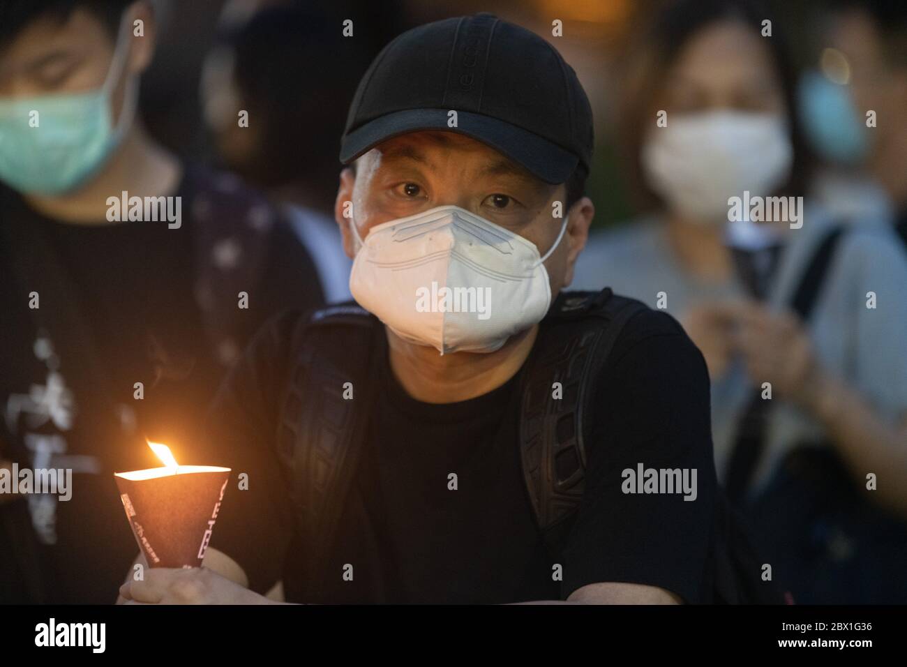 Hong Kong, Hong Kong, Chine. 4 juin 2020. Des foules se rassemblent à Victoria Park Hong Kong pour une veillée pour le 31e anniversaire de la manifestation étudiante de la place Tienanmen à Pékin.traditionnellement, Hong Kong est le site du plus grand service de commémoration du massacre de Tienanmen le 4 juin. Cette année, la réunion a été refusée à la police en vertu des règles de distanciation sociale Covid-19 Mis en place par le gouvernement; un mouvement considéré comme politique dans une région de quelques cas Credit: Jayne Russell/ZUMA Wire/Alay Live News Banque D'Images Hong Kong, Hong Kong, Chine. 4 juin 2020. Des foules se rassemblent à Victoria Park Hong Kong pour une veillée pour le 31e anniversaire de la manifestation étudiante de la place Tienanmen à Pékin.traditionnellement, Hong Kong est le site du plus grand service de commémoration du massacre de Tienanmen le 4 juin. Cette année, la réunion a été refusée à la police en vertu des règles de distanciation sociale Covid-19 Mis en place par le gouvernement; un mouvement considéré comme politique dans une région de quelques cas Credit: Jayne Russell/ZUMA Wire/Alay Live News Banque D'Images