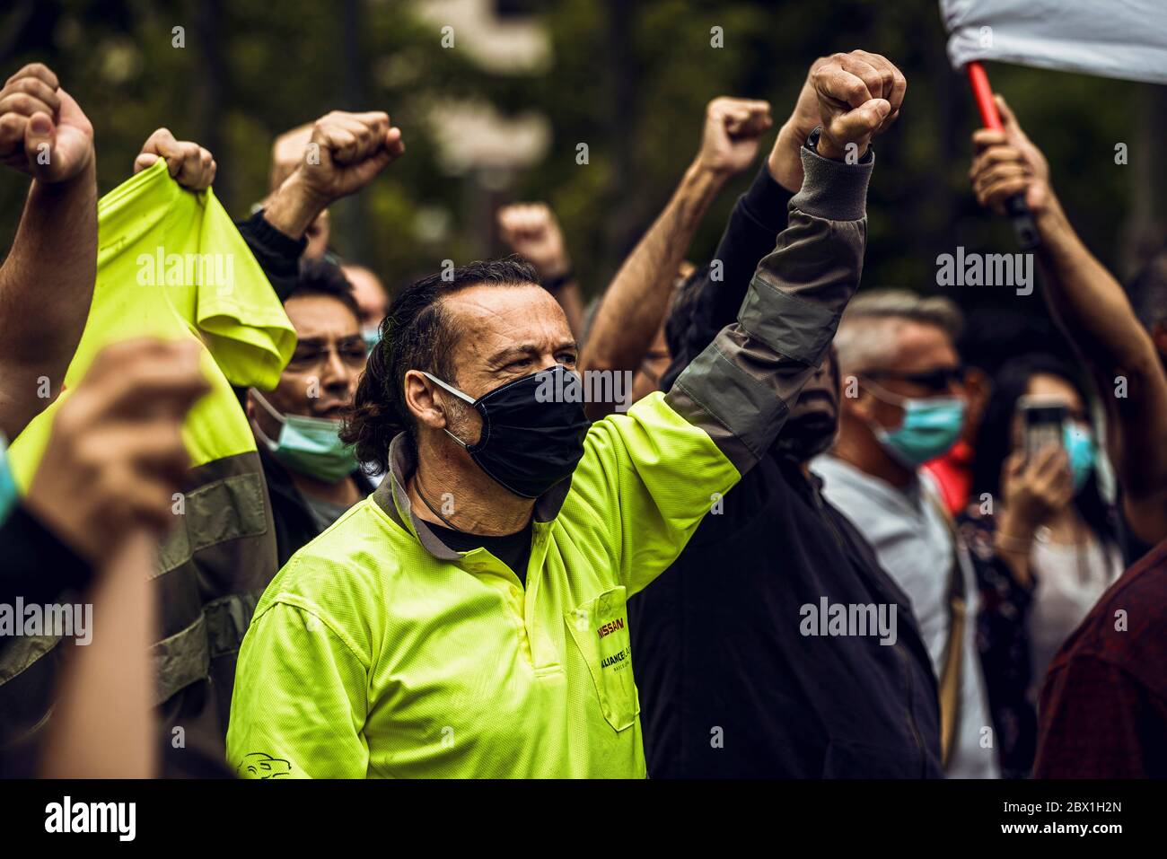 Barcelone, Espagne. 4 juin 2020. Les travailleurs de Nissan criaient des slogans alors qu'ils protestaient devant le consulat général japonais à Barcelone contre la fermeture de l'usine, ce qui a provoqué la perte d'environ 2800 emplois au milieu de la crise du coronavirus. Crédit: Matthias Oesterle/Alamy Live News Banque D'Images