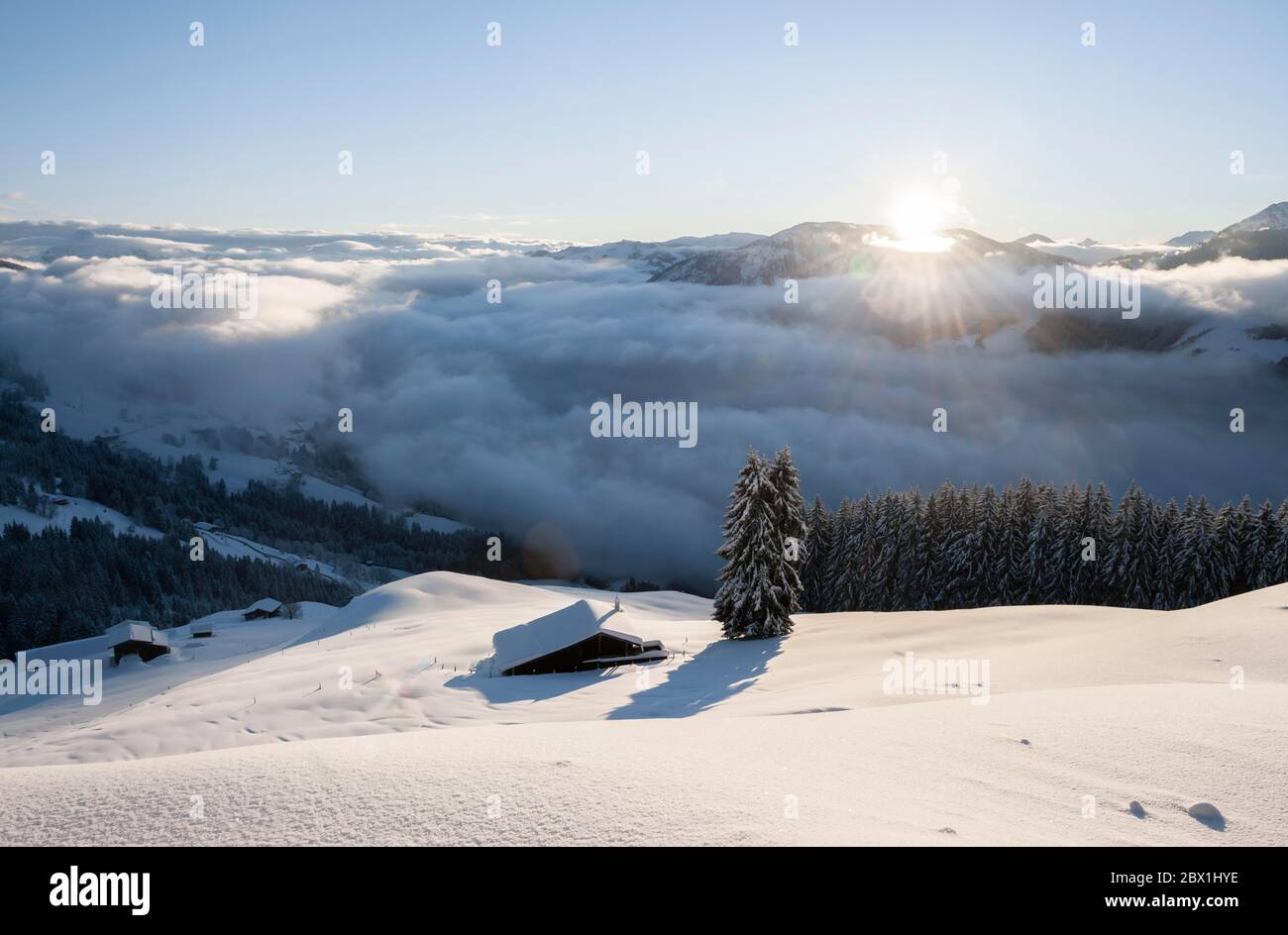 Vue sur la vallée de Brixen avec soleil du matin et brouillard en hiver, Hochbrixen, Brixen im Thale, Tyrol, Autriche Banque D'Images