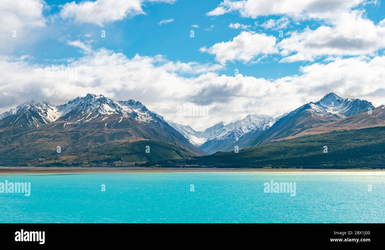 Panorama, eaux turquoise, lac Pukaki, chaîne Ben Ohau avec neige, région de Canterbury, Southland, Nouvelle-Zélande Banque D'Images