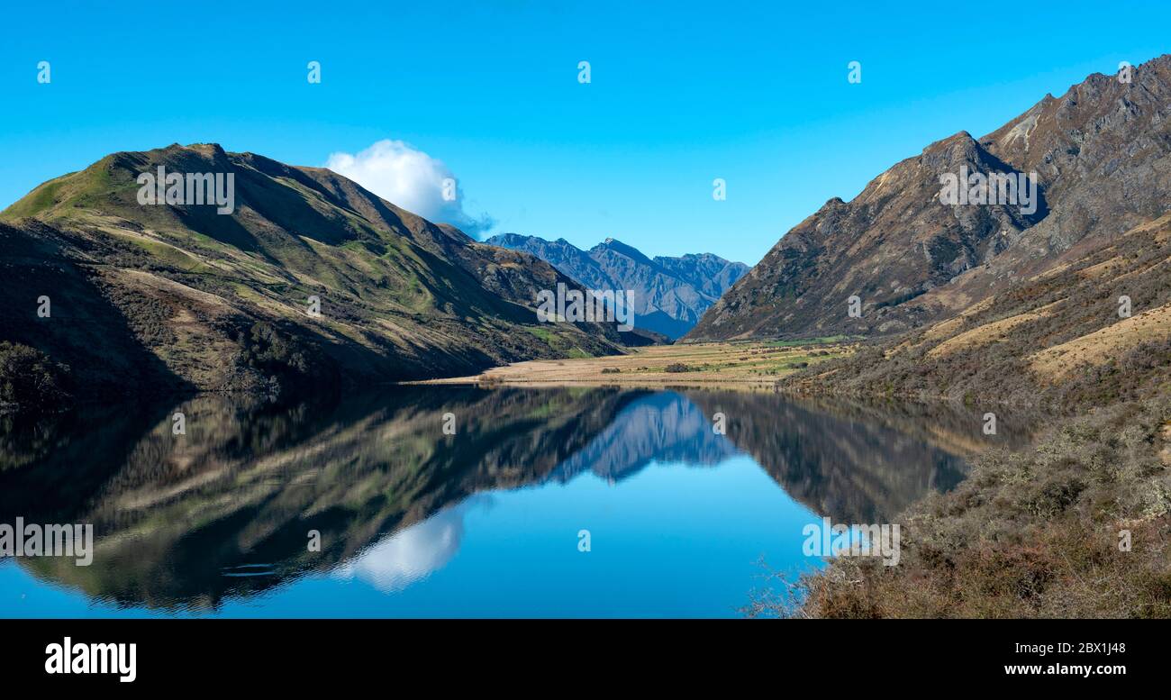 Panorama, montagnes reflétées dans un lac, Moke Lake près de Queenstown, Otago, South Island, Nouvelle-Zélande Banque D'Images