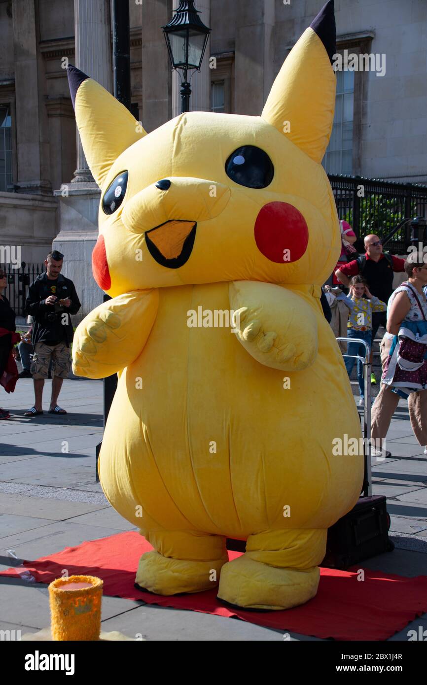 Londres, Royaume-Uni - août 18 2019 : une personne vêtue d'un costume gonflable Pikachu pour divertir les fans de Pokemon à l'extérieur de la Galerie nationale Banque D'Images