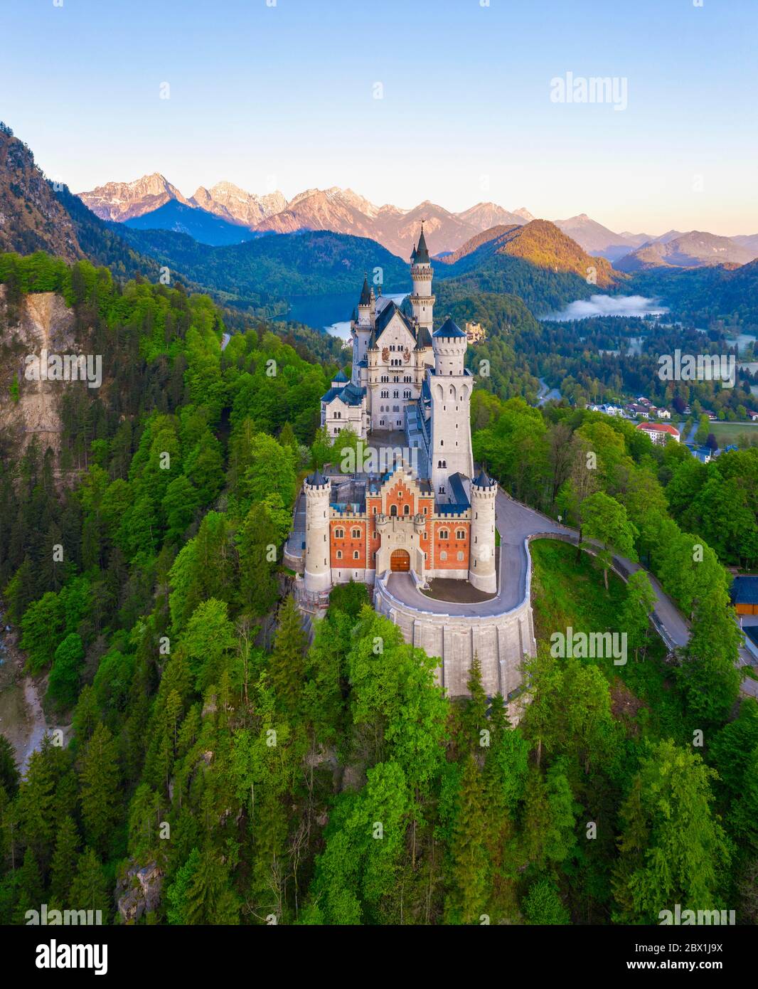 Château de Neuschwanstein, près de Schwangau, tir de drone, Allgaeu est, Allgaeu, Swabia, Bavière, Allemagne Banque D'Images