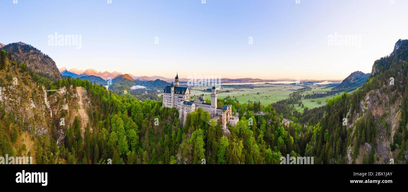 Panorama, Château de Neuschwanstein, derrière le Forggensee, près de Schwangau, tir de drone, Allgaeu est, Allgaeu, Swabia, Bavière, Allemagne Banque D'Images