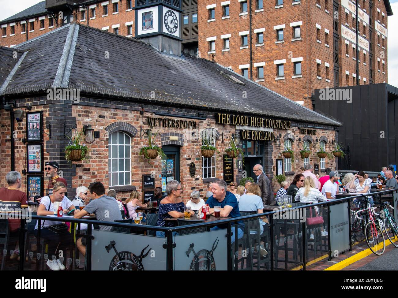 Gloucester, Royaume-Uni - septembre 08 2019 : la façade et la salle de séjour extérieure du Lord High Constable of England Weathercuillers pub et res Banque D'Images