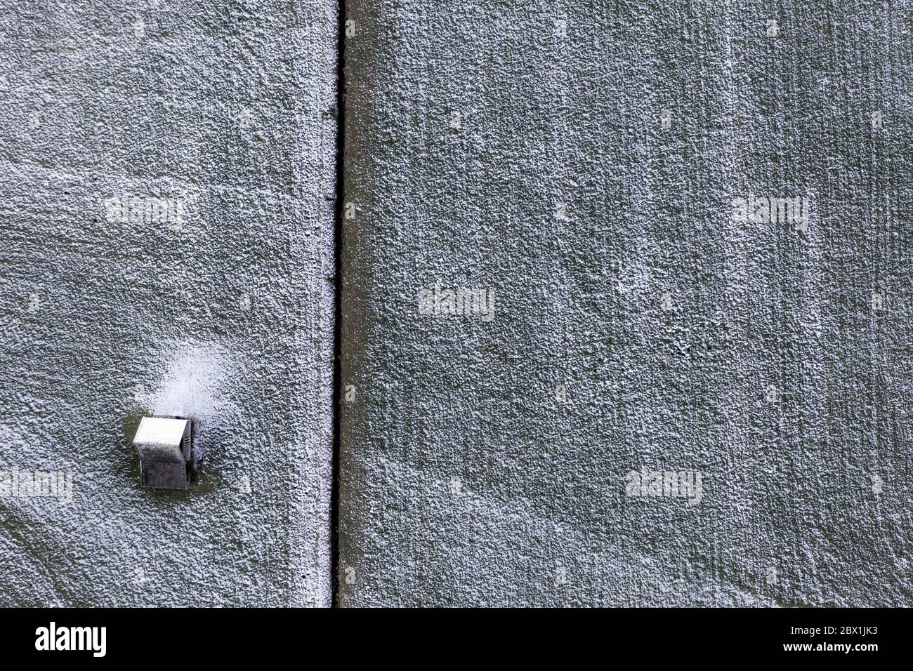 Tir de drone, grange de foin et champs avec givre de houar d'en haut, forêt alpine, près de Kochel, haute-Bavière, Bavière, Allemagne Banque D'Images