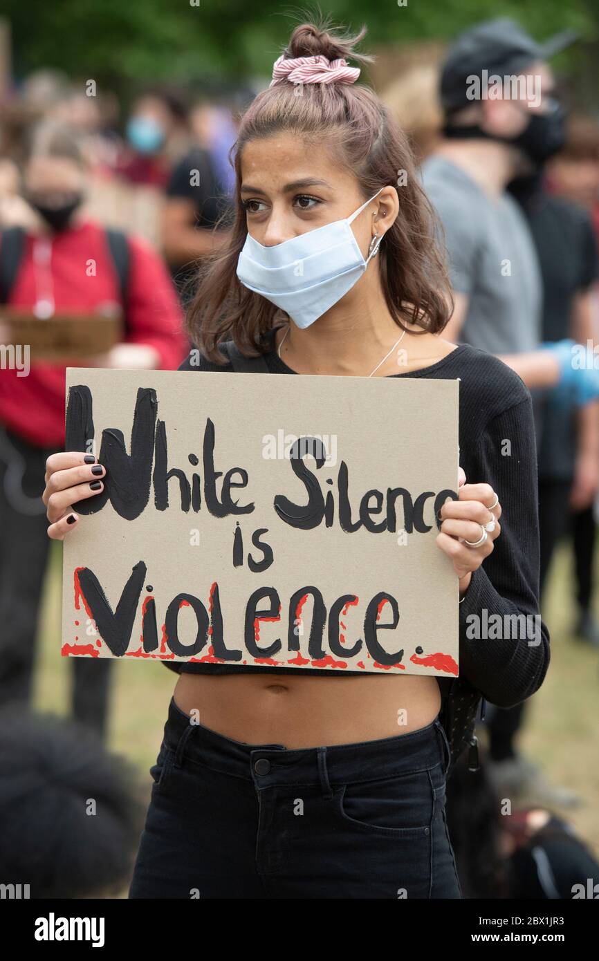 Les Black Lives comptent des manifestations à Londres, au Royaume-Uni. 03 juin 2020. Les manifestants participent à une manifestation organisée par le groupe Black Lives Matter à Hyde Park pour l'américain George Floyd qui est mort alors qu'il était arrêté par la police américaine Derek Chauvin. Sa mort a provoqué des troubles civils dans certaines villes américaines. Banque D'Images