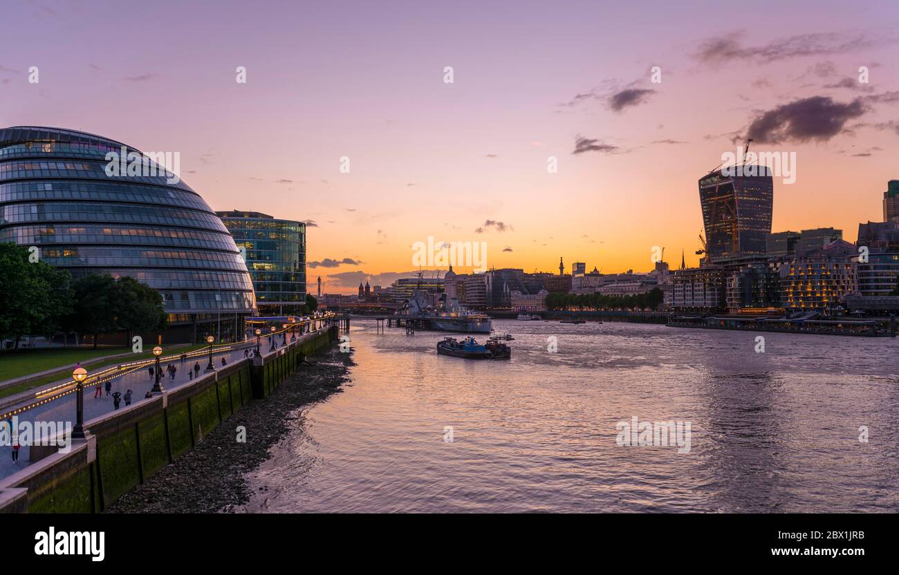 La Tamise et les bâtiments modernes de haute élévation, plus London Riverside, a quitté le Shard et le Greater London Auditory, Londres, Angleterre, Grande-Bretagne Banque D'Images