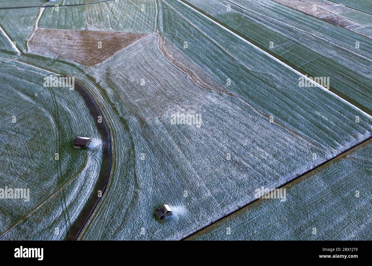 Tir de drone, grange de foin sur les champs avec du gel de houille, près de Kochel, haute-Bavière, Bavière, Allemagne Banque D'Images