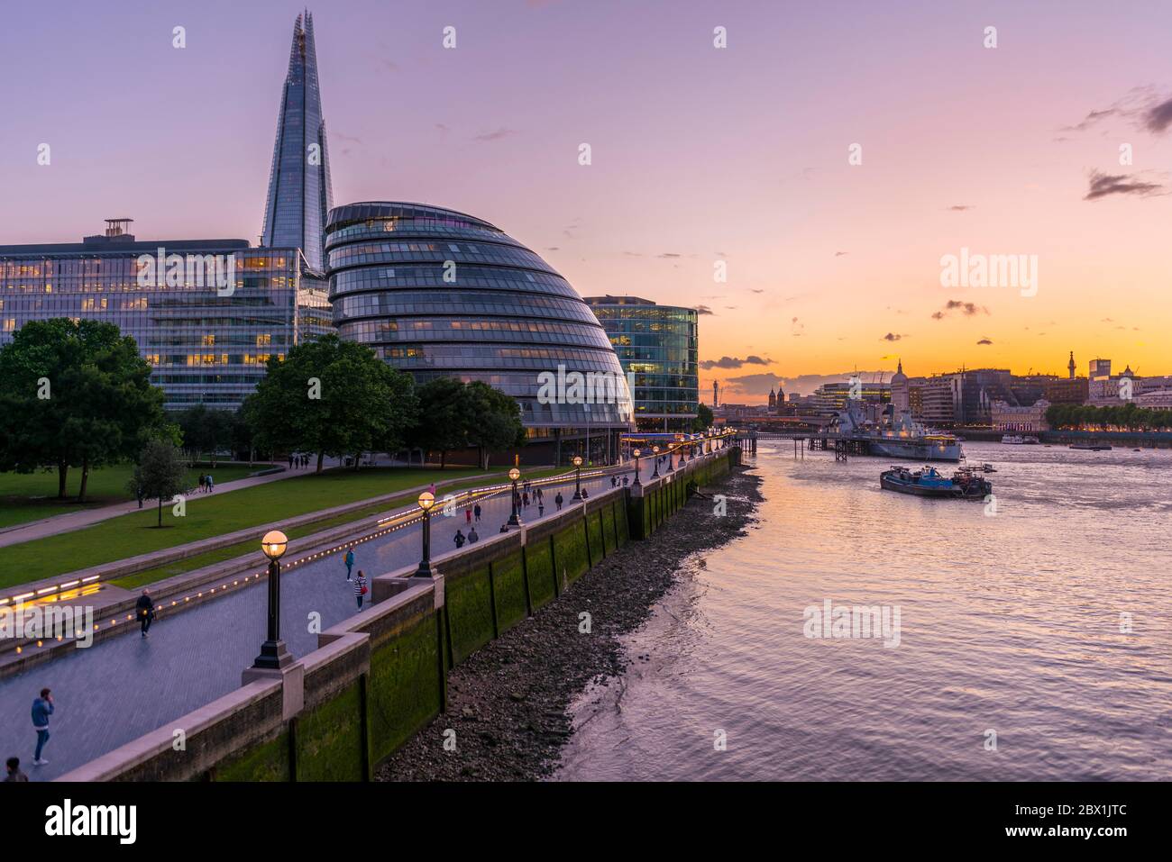 La Tamise et les bâtiments modernes de haute élévation, plus London Riverside, a quitté le Shard et le Greater London Auditory, Londres, Angleterre, Grande-Bretagne Banque D'Images
