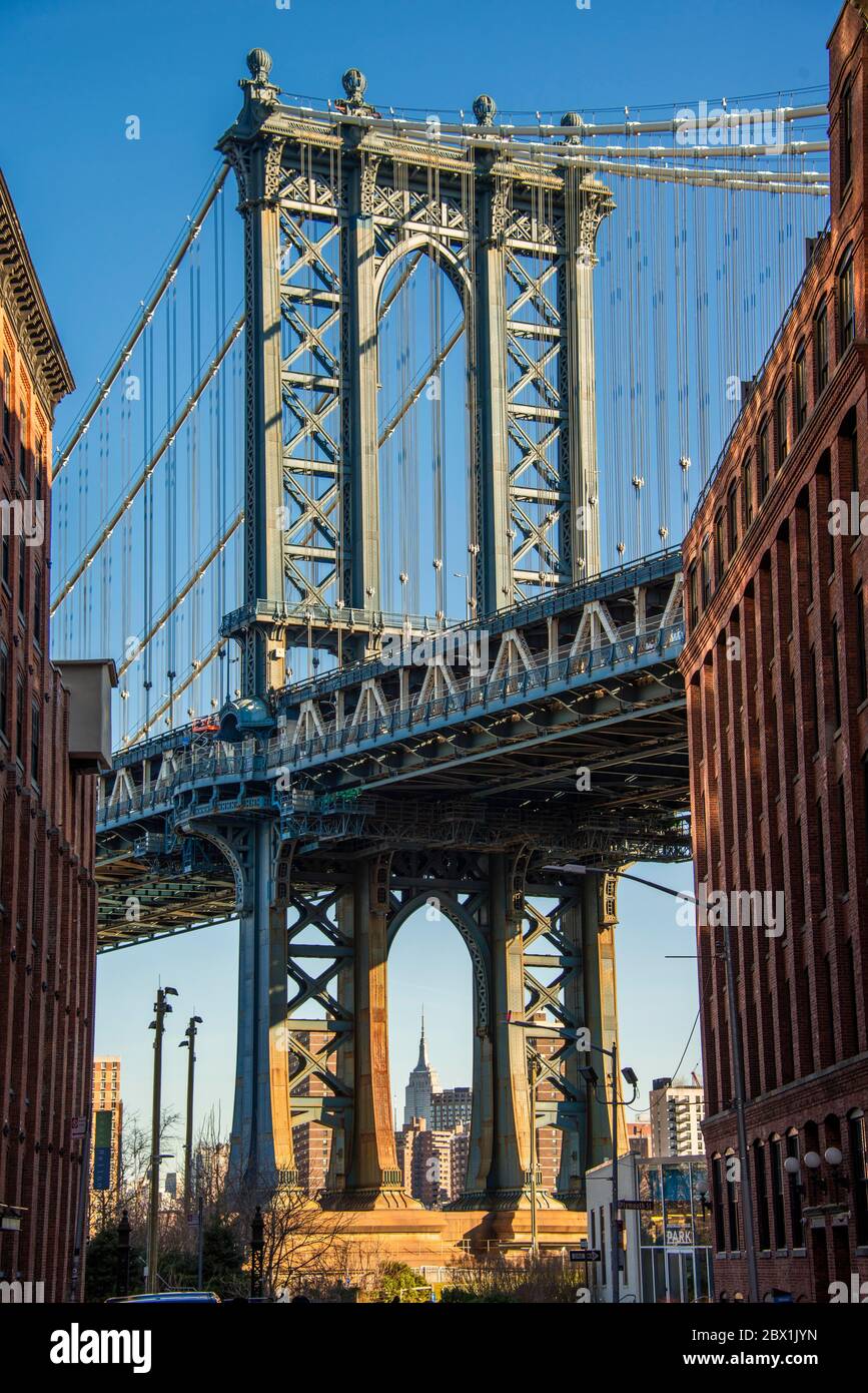 Vue de main Street à Manhattan Bridge et Empire State Building, Dumbo, Brooklyn, New York, Etats-Unis Banque D'Images