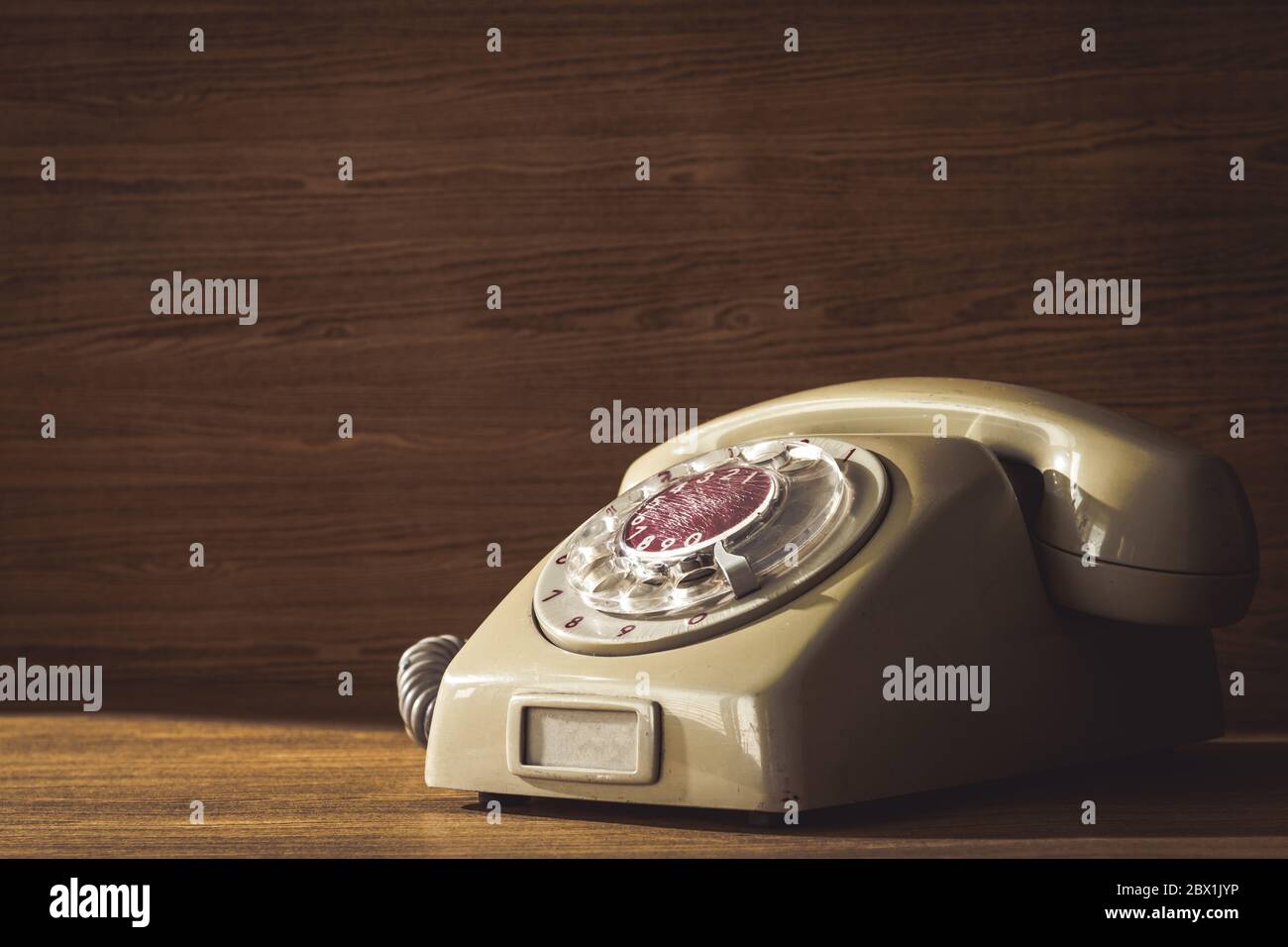 Ancien téléphone sur fond de table en bois. Banque D'Images