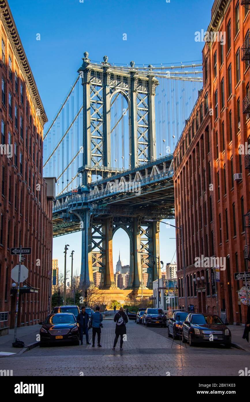 Vue de main Street à Manhattan Bridge et Empire State Building, Dumbo, Brooklyn, New York, Etats-Unis Banque D'Images