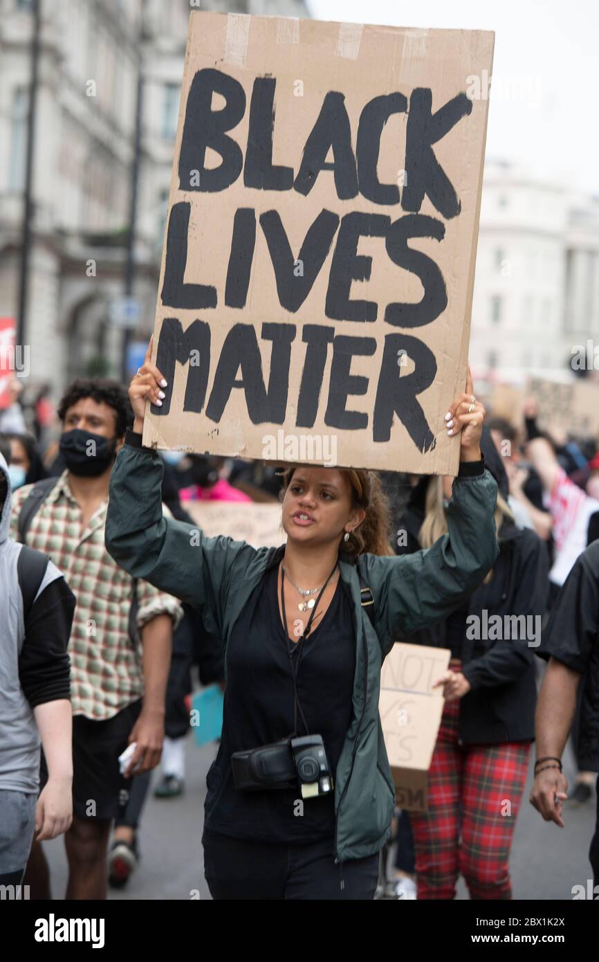 Les Black Lives comptent des manifestations à Londres, au Royaume-Uni. 03 juin 2020. Les manifestants participent à une manifestation organisée par le groupe Black Lives Matter à Hyde Park pour l'américain George Floyd qui est mort alors qu'il était arrêté par la police américaine Derek Chauvin. Sa mort a provoqué des troubles civils dans certaines villes américaines. Banque D'Images