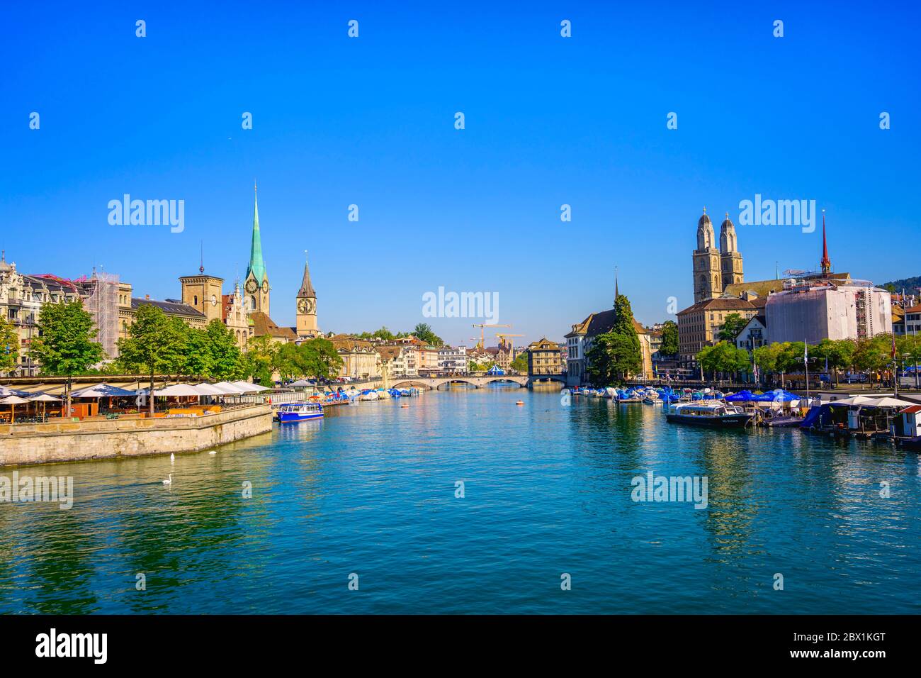 Bateaux sur le Limmat, église Fraumuenster et Grossmuenster, vieille ville de Zurich, Zurich, canton de Zurich, Suisse Banque D'Images