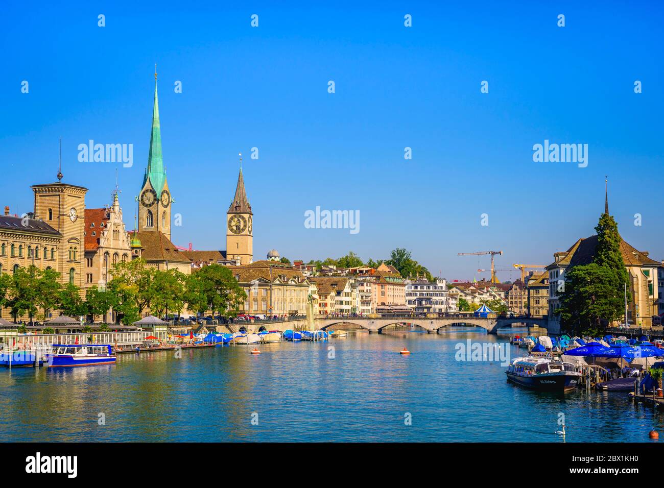 Bateaux sur le Limmat, église Fraumuenster, Muensterbruecke, vieille ville de Zurich, Zurich, canton de Zurich, Suisse Banque D'Images