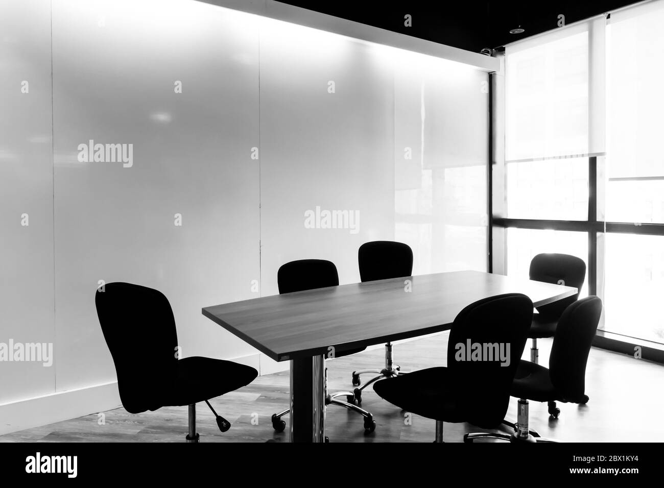 Table et chaises dans une salle de conférence. Tons noir et blanc. Banque D'Images