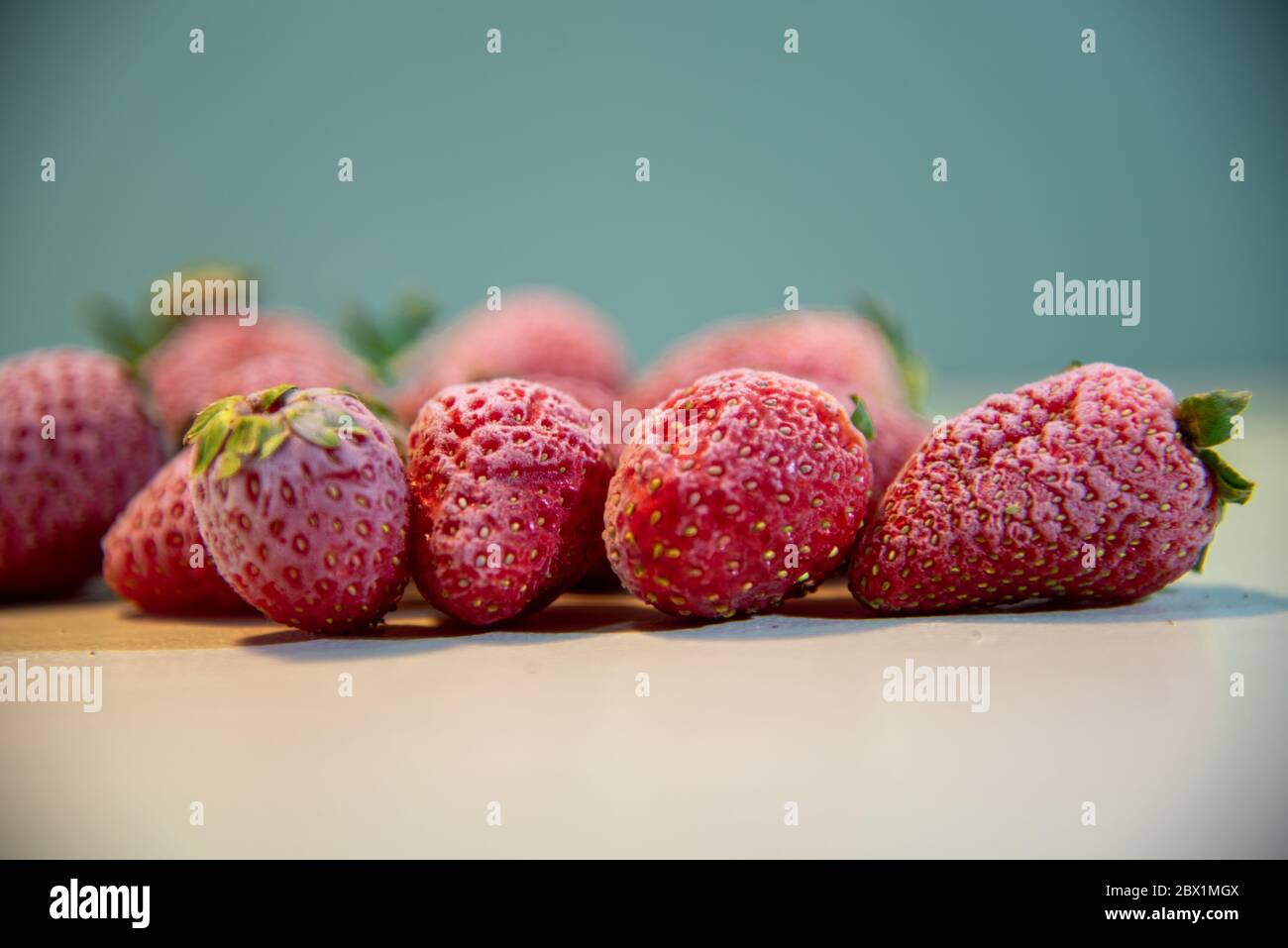 Fraises fraîches. Fruits rouges. Fruits de fraise congelés. Fruit au goût  acide et sucré, très bon à inclure comme dessert ou en-cas en poids Photo  Stock - Alamy