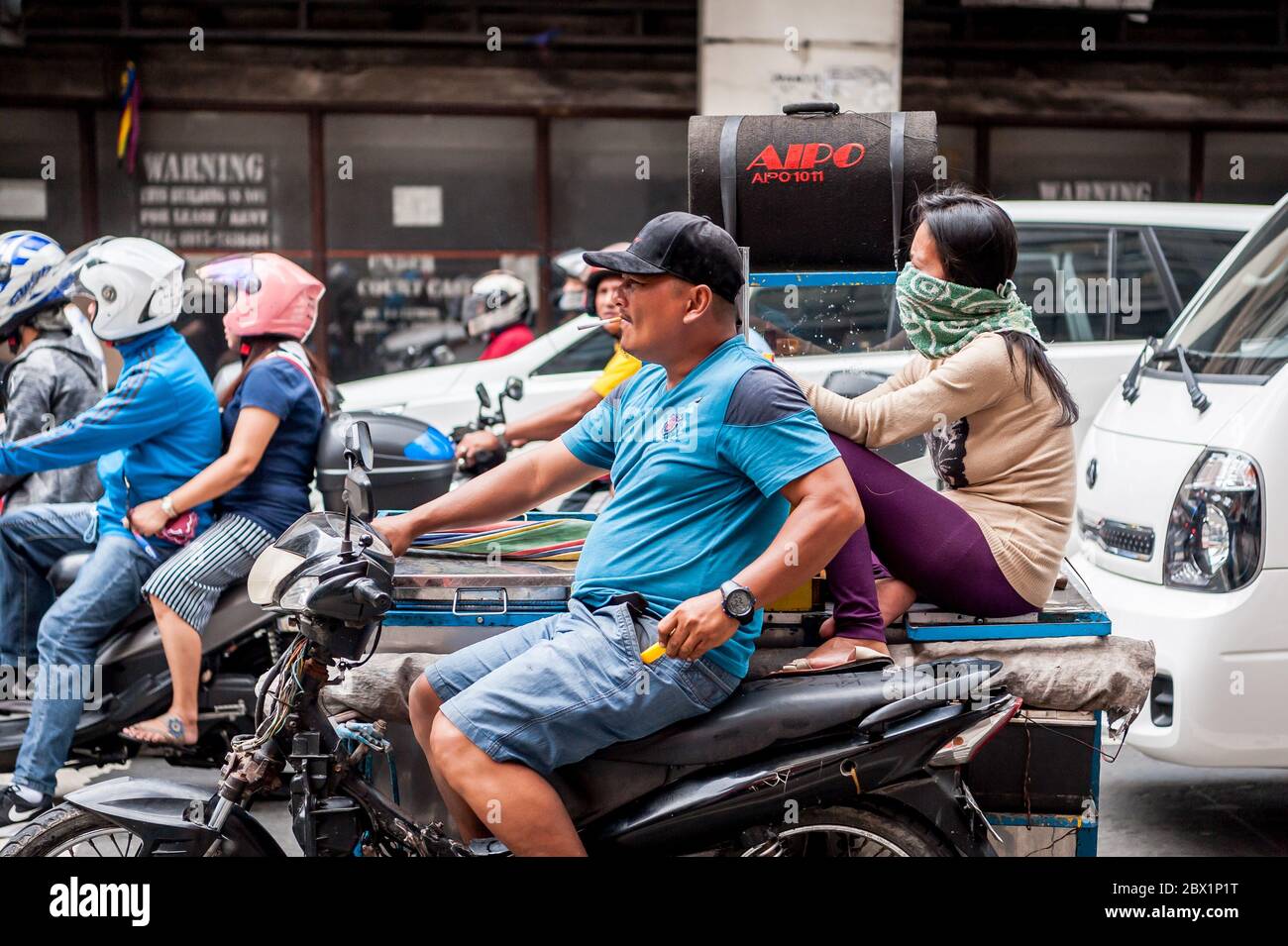 La circulation s'arrête à un carrefour très fréquenté de la ville de Chine, dans le district de Binondo à Manille, aux Philippines. Banque D'Images