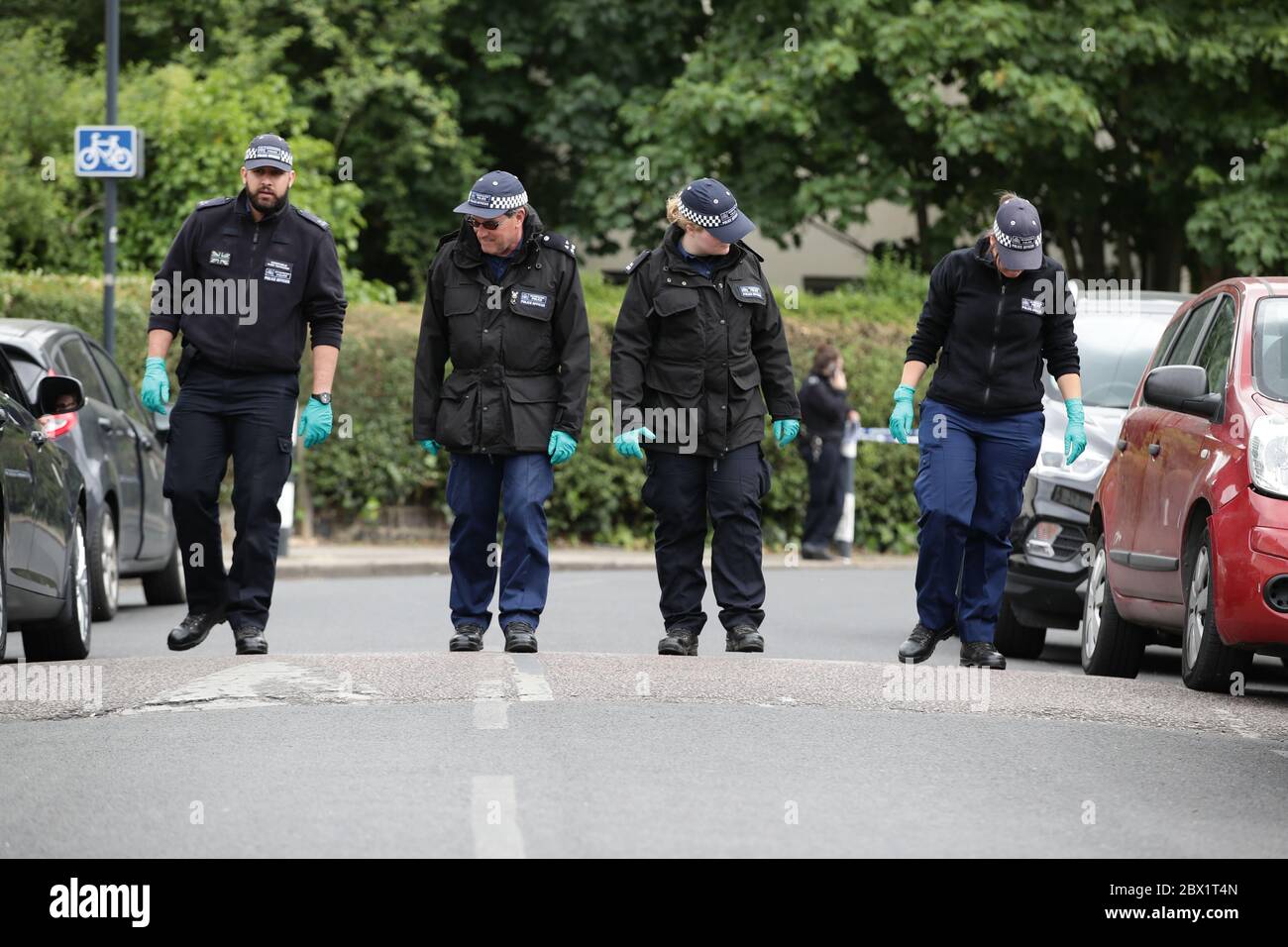 Les policiers à la recherche de preuves à Energen Fermer à Harlesden après une fusillade mercredi soir. Un garçon de deux ans est dans un état grave à l'hôpital après qu'il a été abattu avec une arme de poing.la mère de l'enfant, ainsi que deux hommes à la fin de l'adolescence, ont également été emmenés à l'hôpital avec des blessures par balle suite de l'attaque dans le nord-ouest de Londres. Banque D'Images