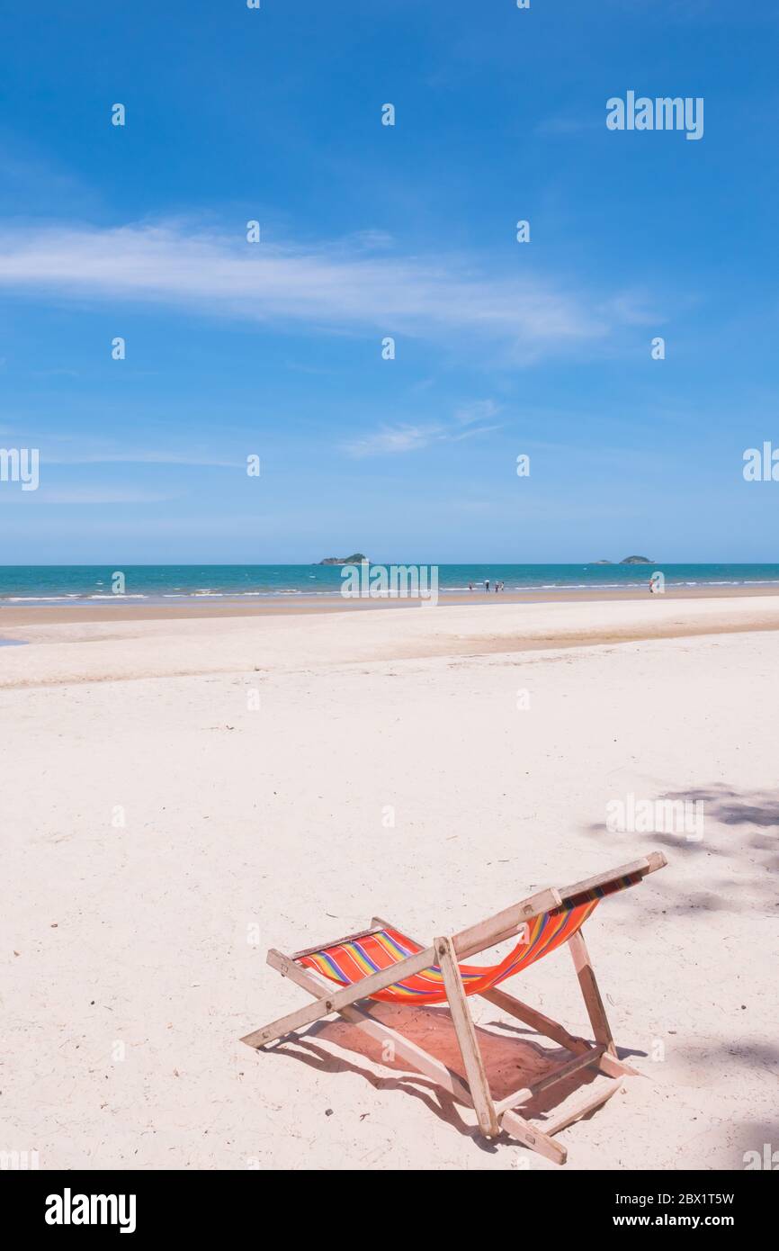 Chaise en toile rouge sur la plage. Banque D'Images