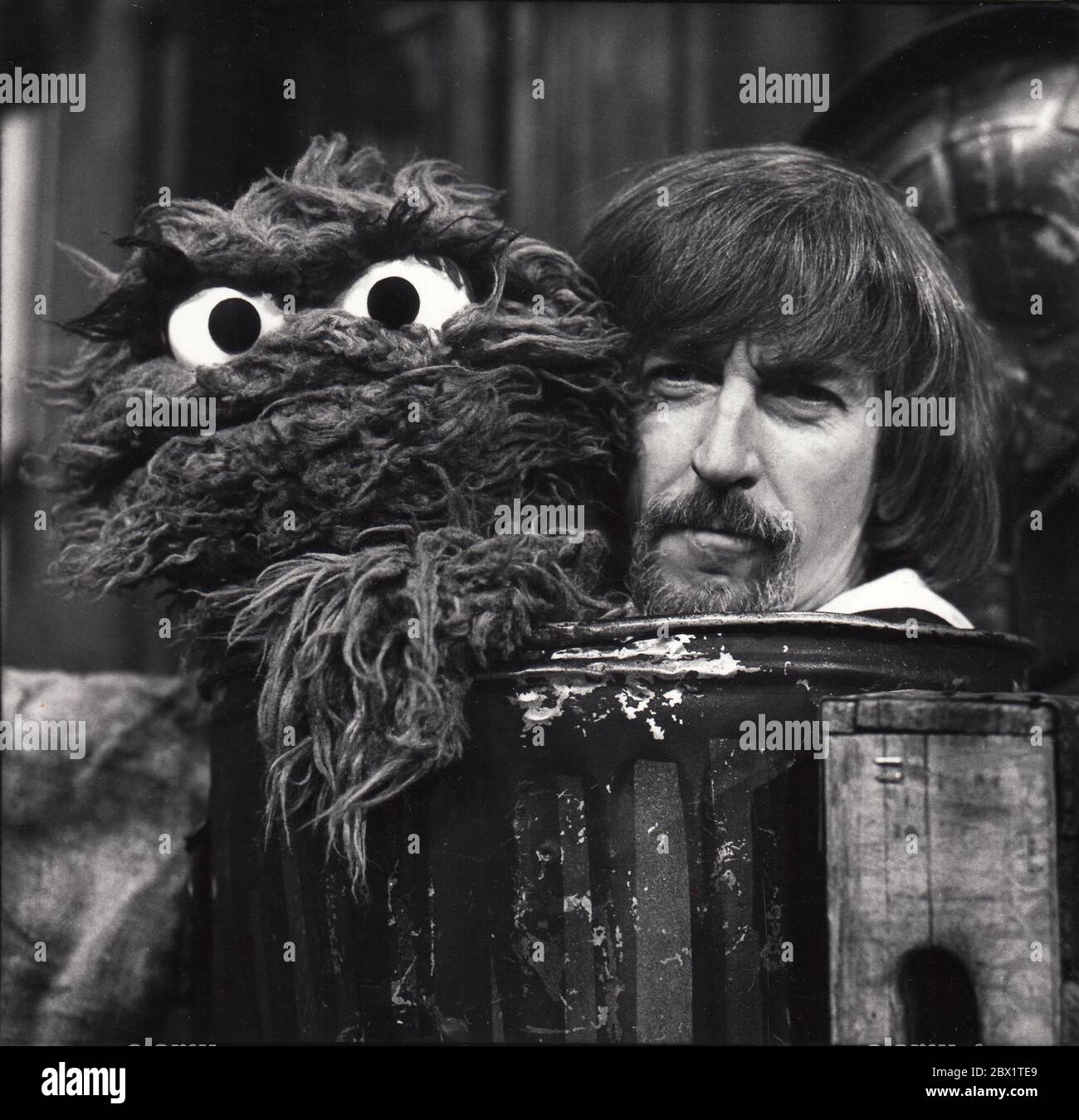 Carroll Spinney, marionnettiste de Sesame Street, partage une poubelle avec Oscar The Grouch lors d'une série de spectacles à la fin des années 1970. Banque D'Images