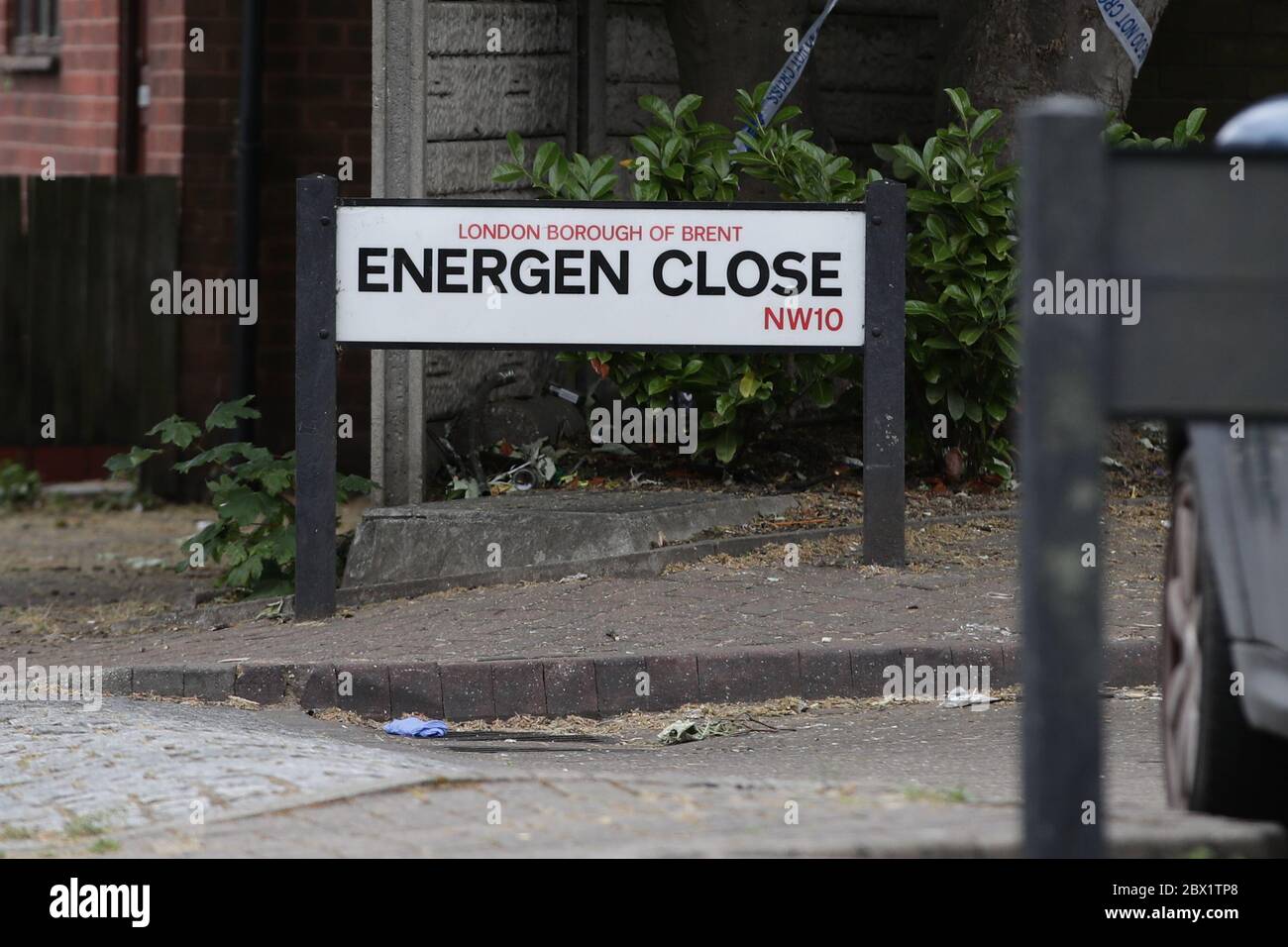 Cordon de police à Energen Fermer à Harlesden après une fusillade mercredi soir.Un garçon de deux ans est dans un état grave à l'hôpital après qu'il a été abattu avec une arme de poing.la mère de l'enfant, ainsi que deux hommes à la fin de l'adolescence, ont également été emmenés à l'hôpital avec des blessures par balle suite de l'attaque dans le nord-ouest de Londres. Banque D'Images