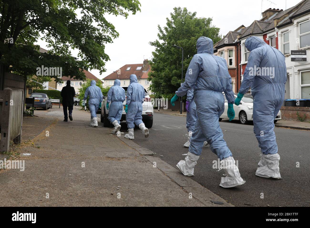 Les policiers judiciaires à la recherche de preuves à Energen Fermer à Harlesden après une fusillade mercredi soir. Un garçon de deux ans est dans un état grave à l'hôpital après qu'il a été abattu avec une arme de poing.la mère de l'enfant, ainsi que deux hommes à la fin de l'adolescence, ont également été emmenés à l'hôpital avec des blessures par balle suite de l'attaque dans le nord-ouest de Londres. Banque D'Images