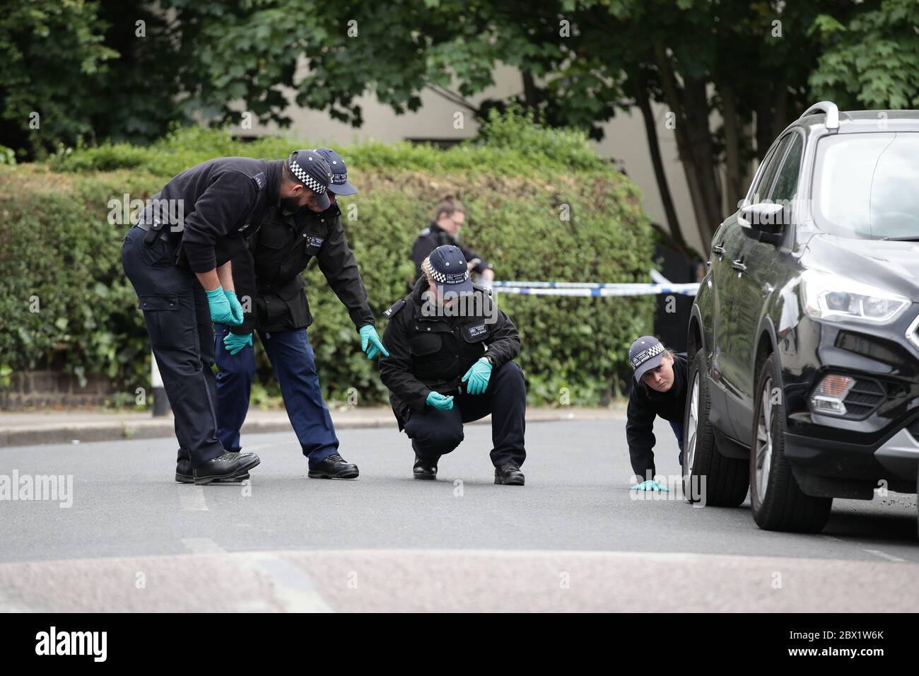 Les policiers à la recherche de preuves à Energen Fermer à Harlesden après une fusillade mercredi soir. Un garçon de deux ans est dans un état grave à l'hôpital après qu'il a été abattu avec une arme de poing.la mère de l'enfant, ainsi que deux hommes à la fin de l'adolescence, ont également été emmenés à l'hôpital avec des blessures par balle suite de l'attaque dans le nord-ouest de Londres. Banque D'Images