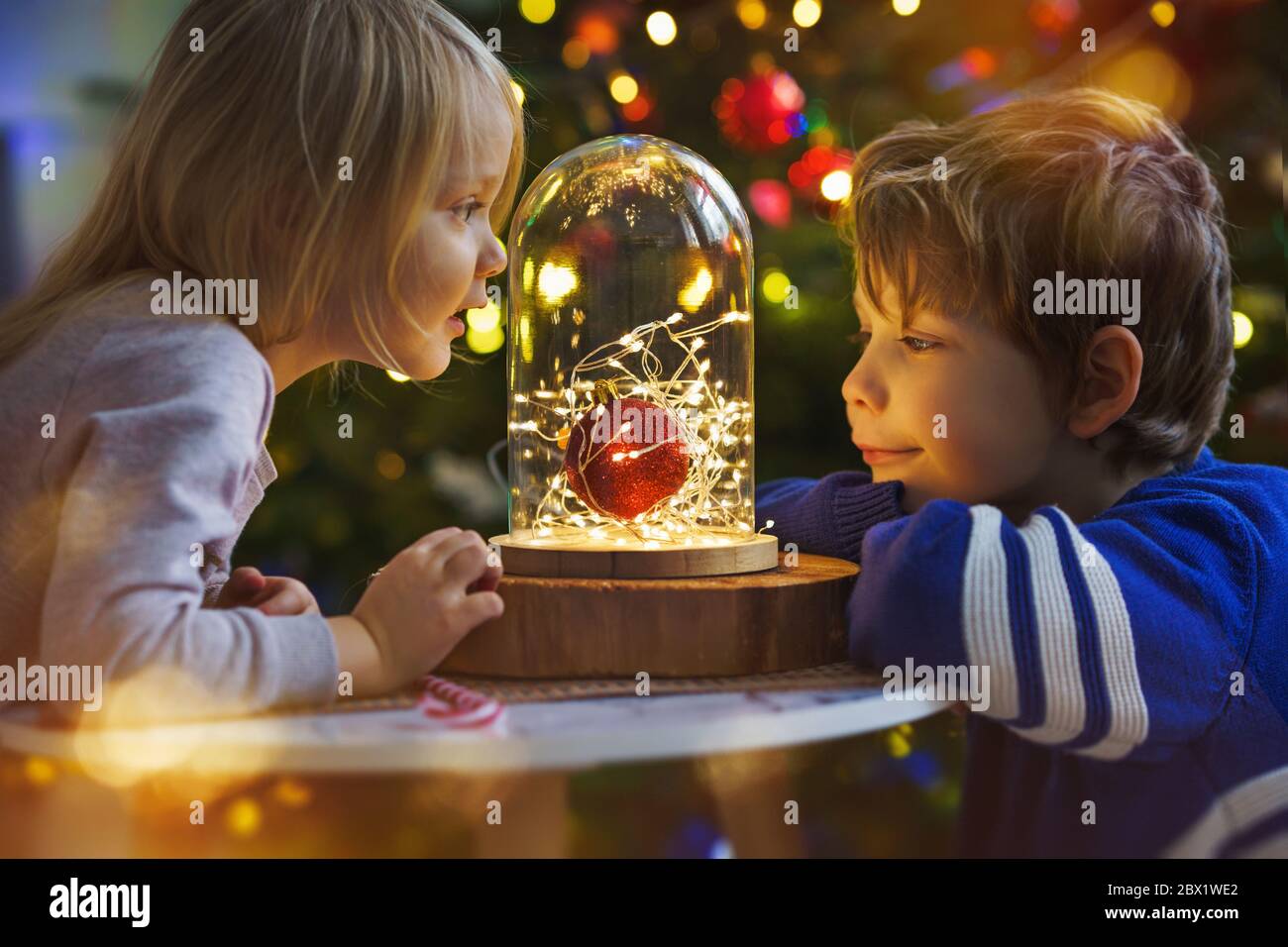 Les enfants de Noël dans le salon décoré Banque D'Images