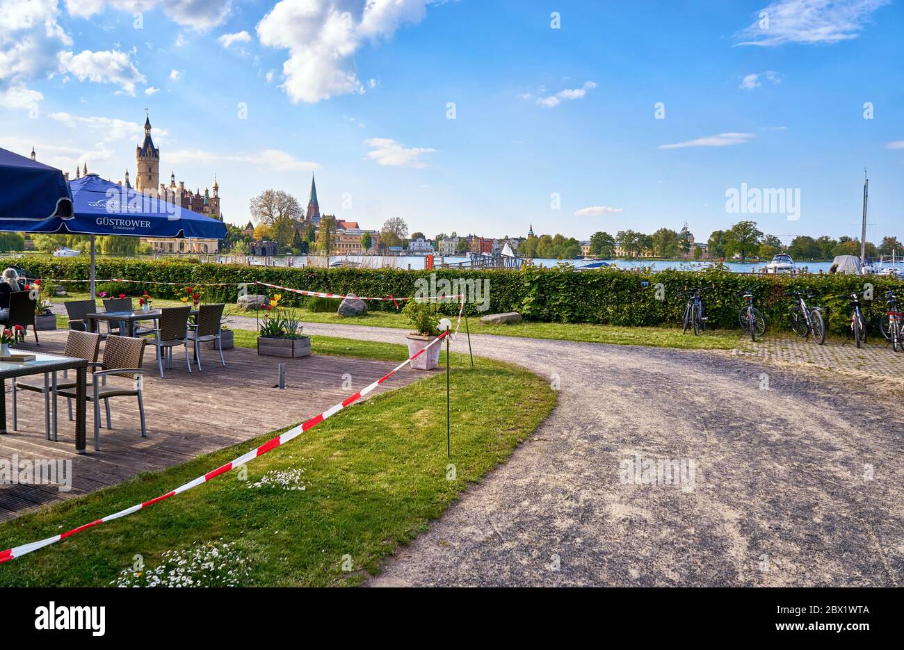 Le jardin de bière du château de Schwerin a été clôturé. Concept pour arrêter ou ralentir la propagation du virus COVID-19 Conora. Banque D'Images