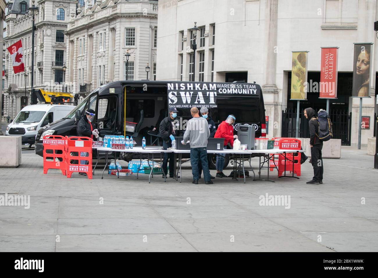 WESTMINSTER LONDRES, ROYAUME-UNI. 4 juin 2020. Les membres de l'équipe de protection et de sensibilisation sikh Nishkam SWAT (une organisation caritative qui aide les défavorisés) portent des masques protecteurs contre les infections à Covid-19 alors qu'ils distribuent de la nourriture aux sans-abri de Trafalgar Square pendant la pandémie du coronavirus. Crédit : amer ghazzal/Alay Live News Banque D'Images