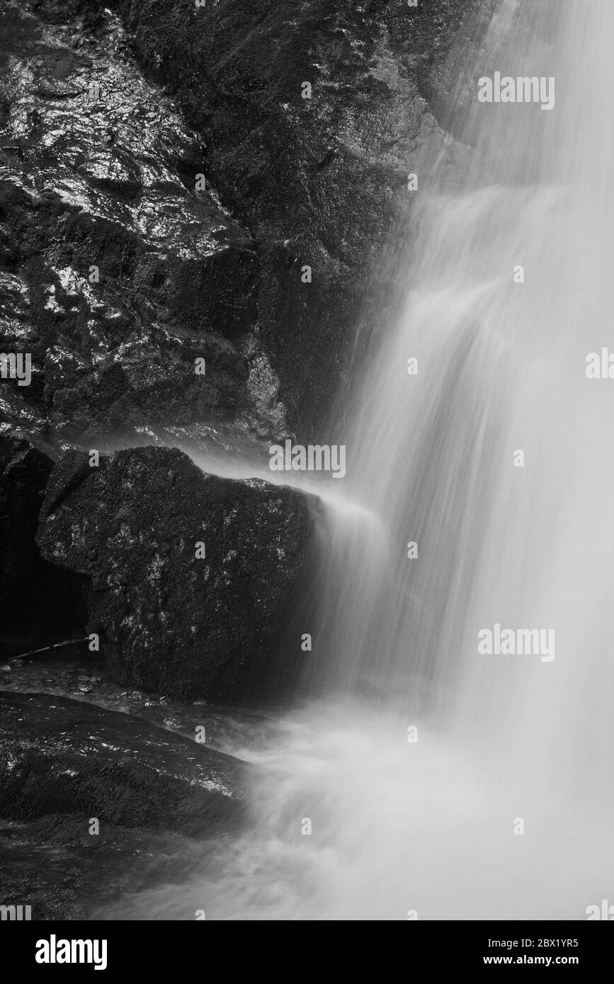 Cascades d'eau sur des blocs de granit sous une cascade dans les Blue Ridge Mountains de Virginie Banque D'Images