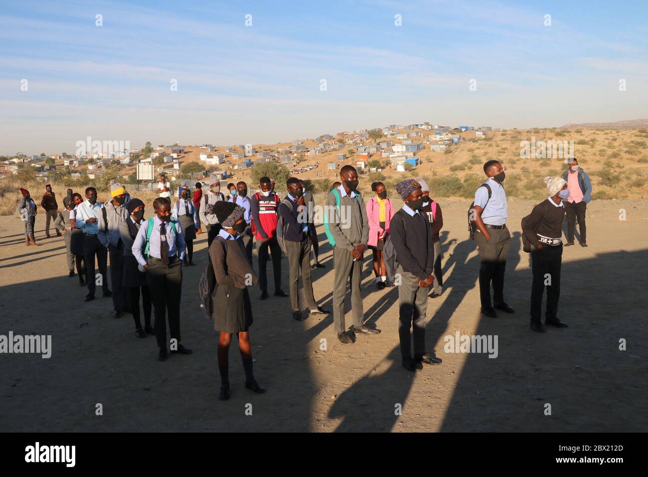 Windhoek. 3 juin 2020. Les apprenants portant des masques sont divisés en petits groupes pour se conformer à la distanciation sociale dans une école de la capitale namibienne Windhoek le 3 juin 2020. La Namibie reprend cette semaine des cours en face à face pour les classes secondaires de niveau 11 et 12 après la fermeture de la COVID-19, les écoles pratiquent des mesures d'hygiène de sécurité pour freiner la propagation de la COVID-19. Credit: Ndalimpinga IITA/Xinhua/Alay Live News Banque D'Images