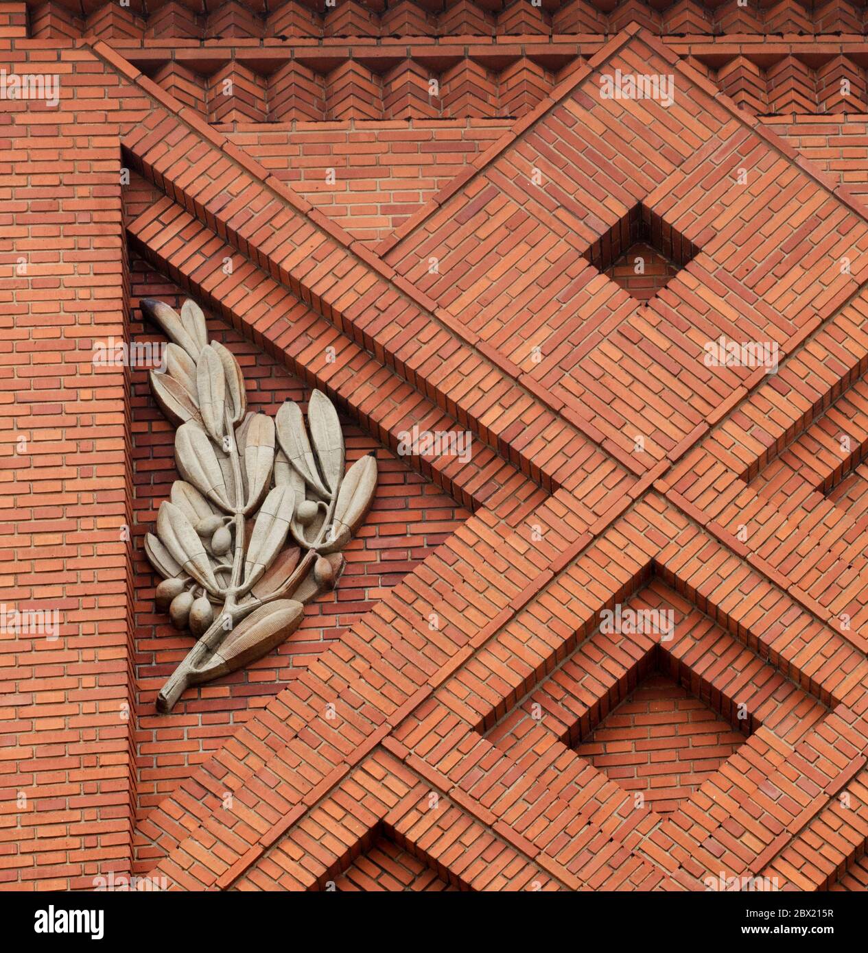 Institut français, Londres; détail décoratif de branche d'olivier à l'extérieur du bâtiment Art déco 1939 conçu par M. Patrice Bonnet. Banque D'Images