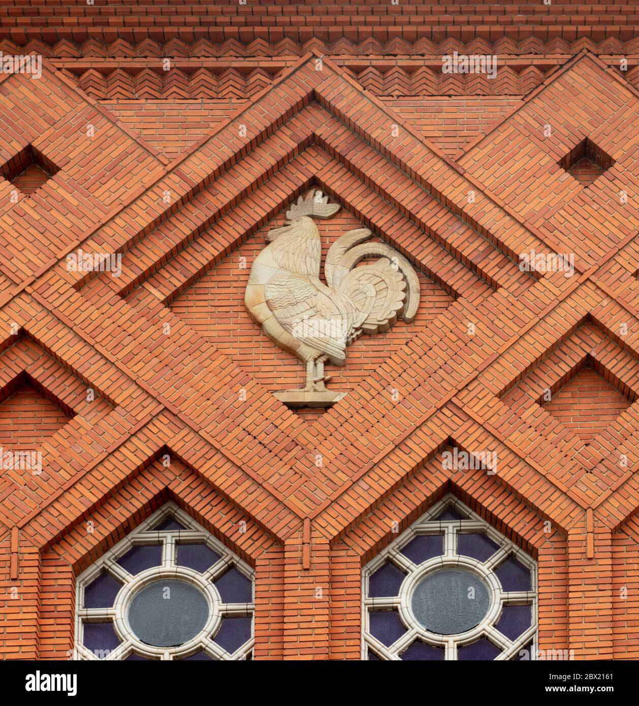 Design de coq à l'extérieur de l'Institut français de Londres; détail décoratif du bâtiment classé 1939 Grade II conçu par M. Patrice Bonnet. Banque D'Images