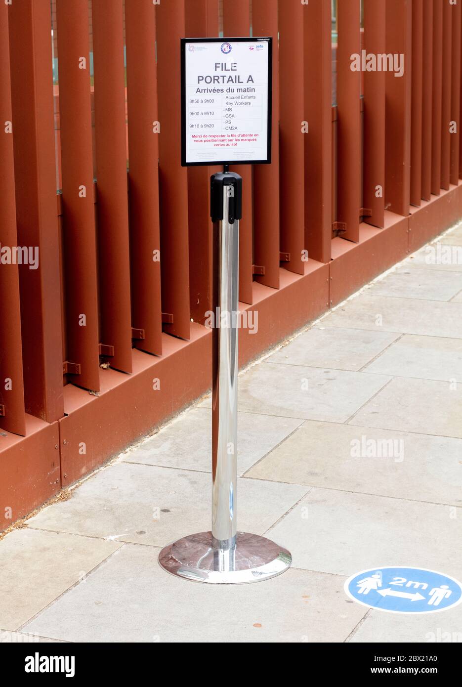 Panneau temporaire à l'extérieur du Lycée Francais à South Kensington, Londres, indiquant une entrée restreinte à l'école pendant la pandémie Covid-19 Banque D'Images